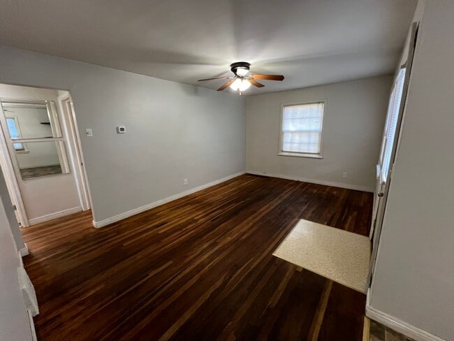 Building Photo - 3 Bed 2 Bath House