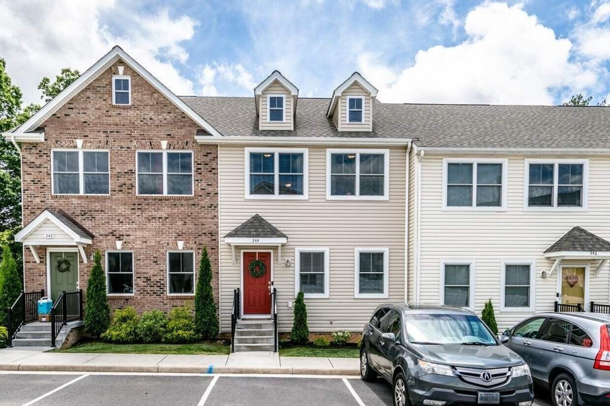 Primary Photo - Exceptional and Spacous Townhouse!