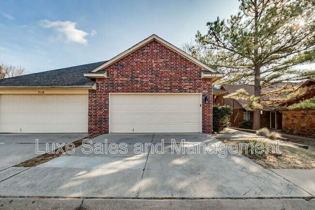 Foto del edificio - 712 Rockridge Cir