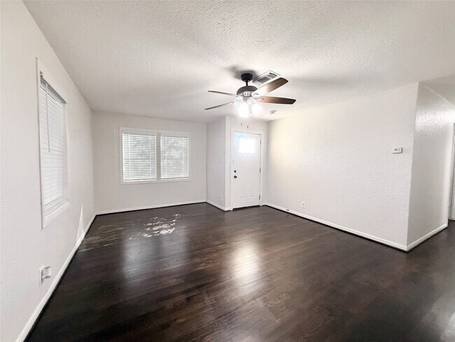 Building Photo - 1511 Avenue E