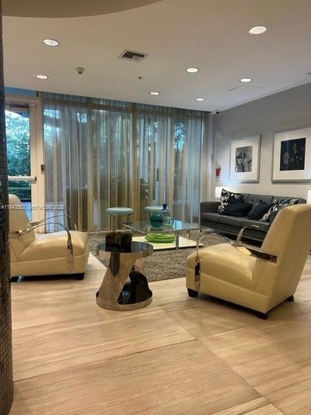 Foto del edificio - 1861 NW S River Dr