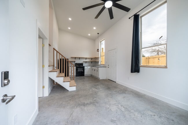 Building Photo - 2 Earl Dr