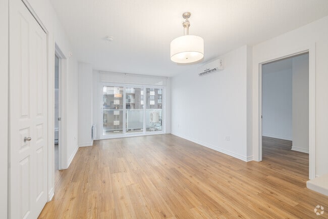 2BR, 2BA - 889SF - Living Room - La Voile Pointe-Claire