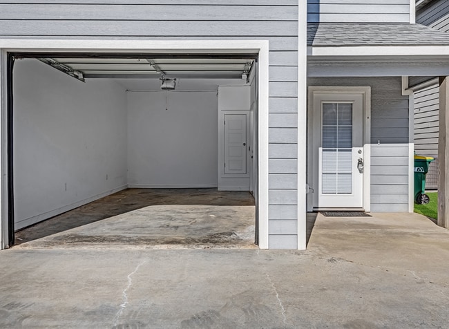 Building Photo - 3320 Robin Ln