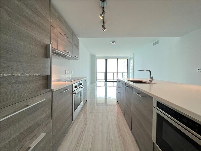 Foto del edificio - 650 NE 32nd St