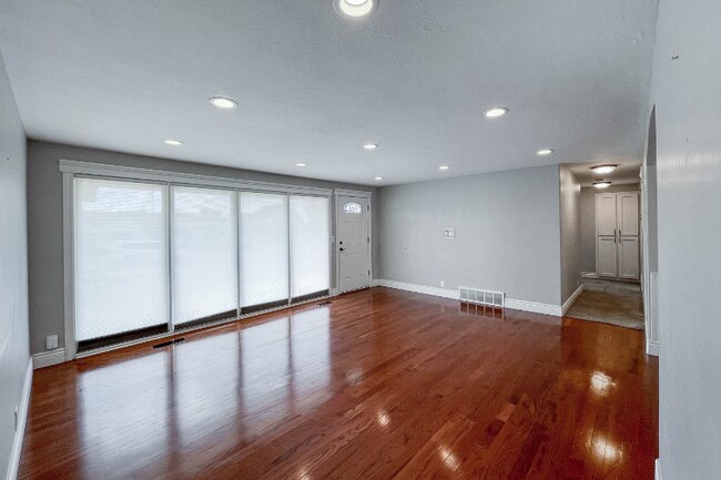 Building Photo - 285 E 200 N