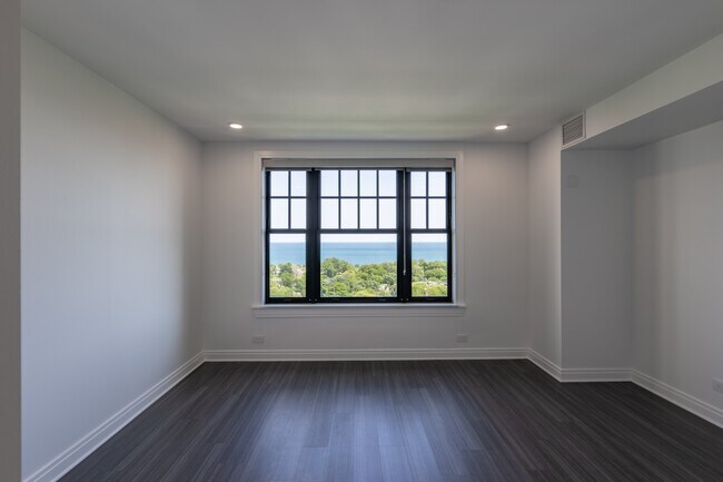 Building Photo - 2320 N Lincoln Park W