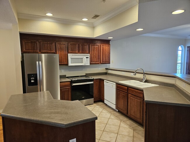 Kitchen with breakfast bar, new refrigerator and oven - 680 Emerald Pointe Dr