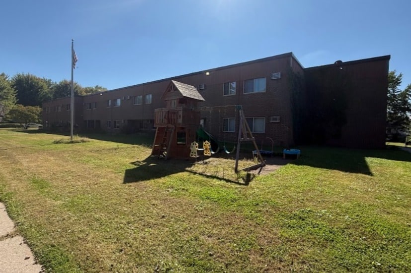 Exterior - Howard Lake Apartments