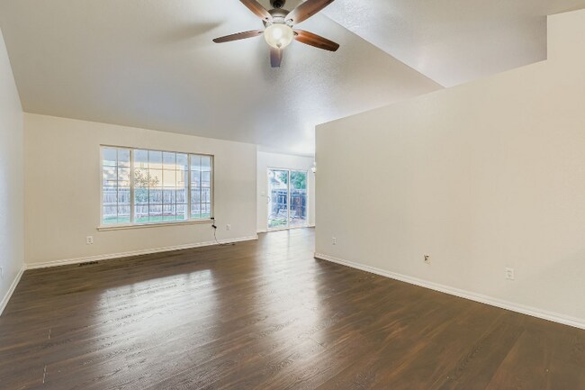 Foto del edificio - 534 Springwood Ct