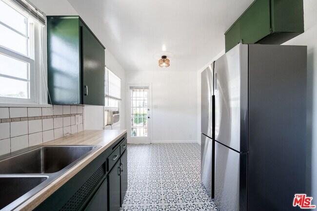 Foto del edificio - 823 Highland Ave