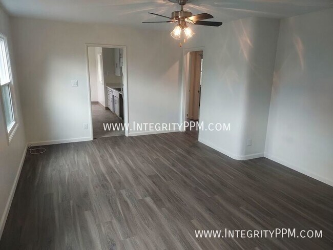 Building Photo - Great 3 bed 2 bath w/ garage Open House Sa...