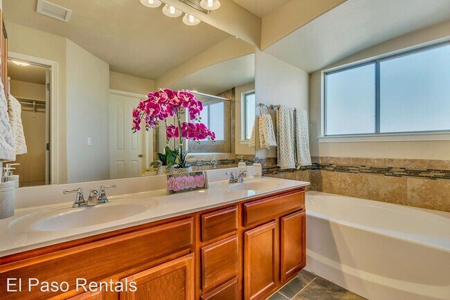 Foto del edificio - 4 br, 2.5 bath House - 7421 Red Cedar