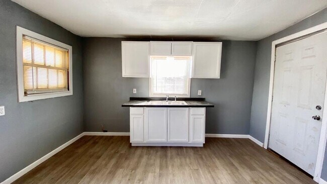 Foto del edificio - Handyman Special $99 Move in + Admin Fee /...