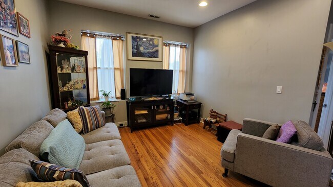 Foto del edificio - 2343 W Foster Ave