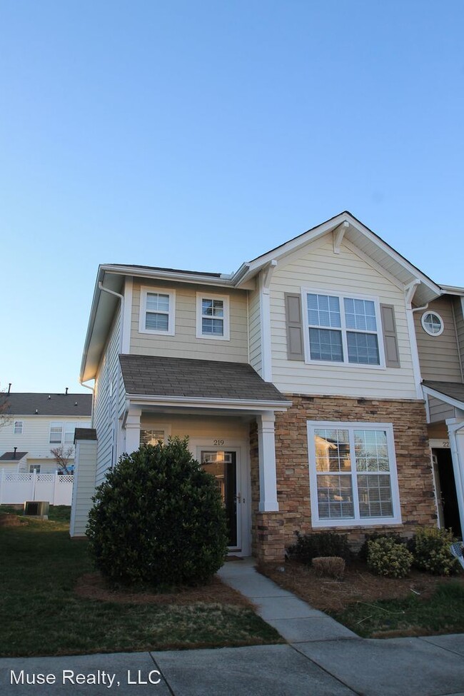 Building Photo - 3 br, 2.5 bath House - 219 Dawn Mist Lane