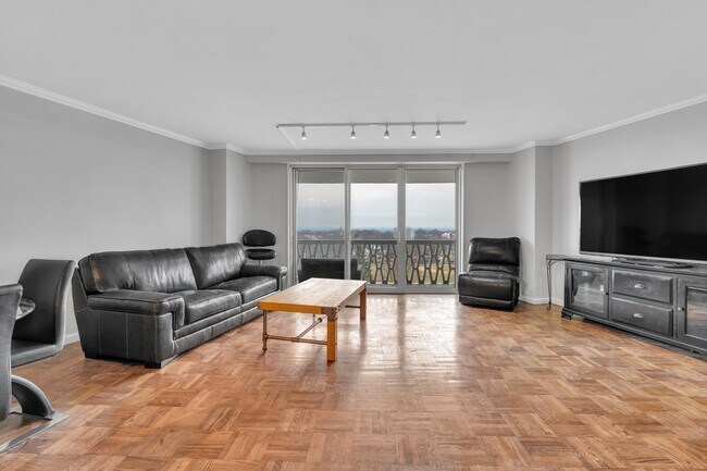 Building Photo - 2000 Linwood Ave
