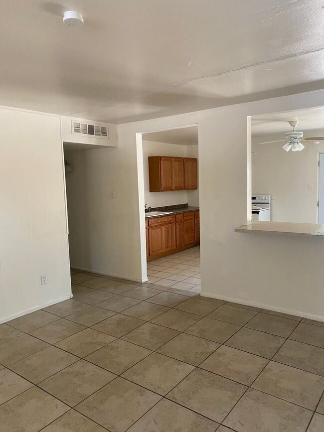 Building Photo - 3 br, 1 bath House - 511 W McGaffey St