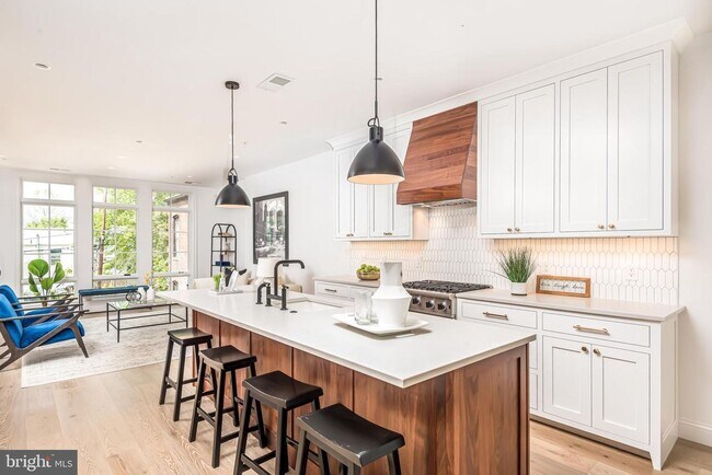 Foto del edificio - Luxury Rowhome Condo with Private Rooftop ...