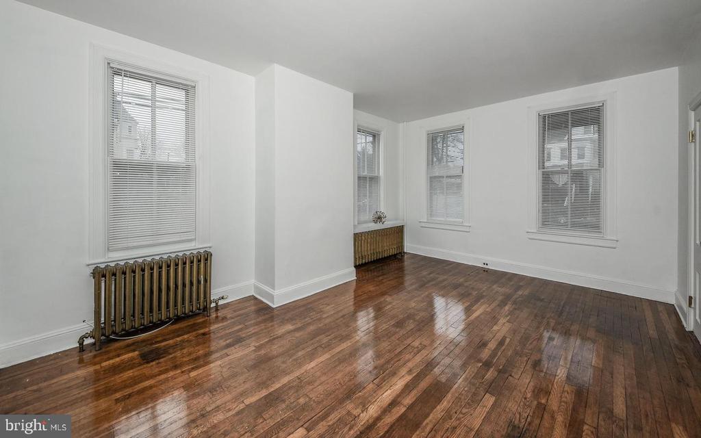 239 W Bridge St Unit 1ST FLOOR, Morrisville, PA 19067 Room for Rent