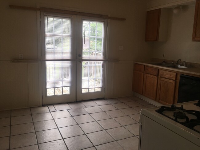 Foto del edificio - 3bd 1 ba home that is move-in ready!