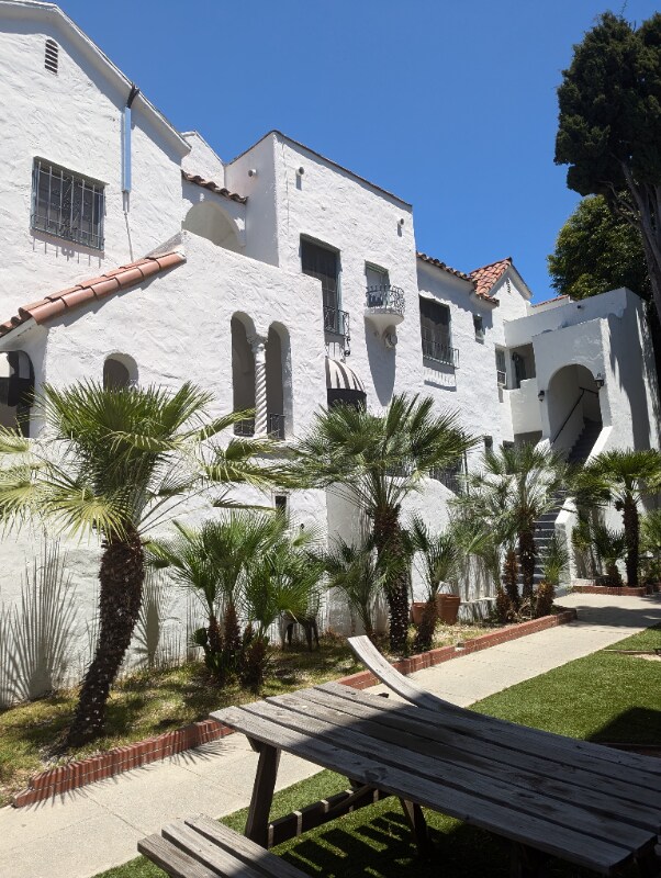Primary Photo - 2040 Argyle Ave