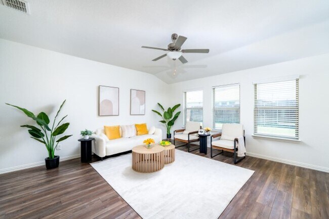 Building Photo - 1215 Chapel Hill Dr