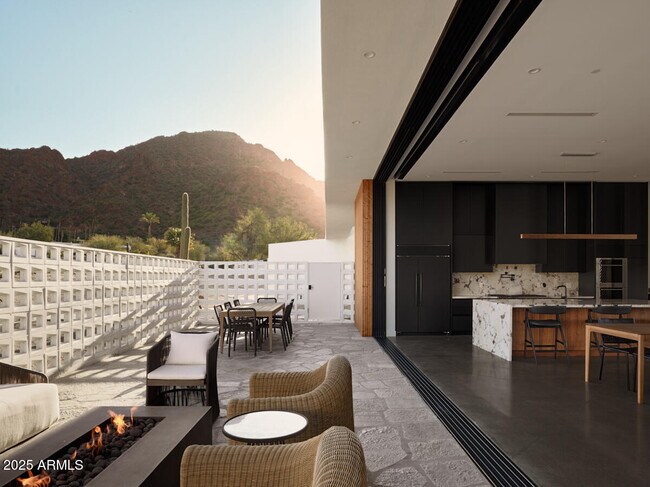 Foto del edificio - 4905 E White Gates Dr