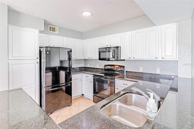 Building Photo - 13953 Fairway Island Dr