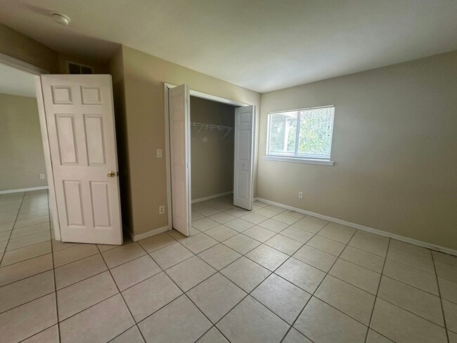 Building Photo - 4642 Golfview Blvd