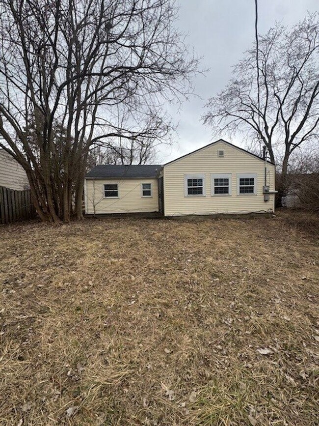 Foto del edificio - East Side Large 3 Bedroom Single  Family Home