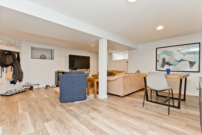 Foto del edificio - 900 W Newport Ave