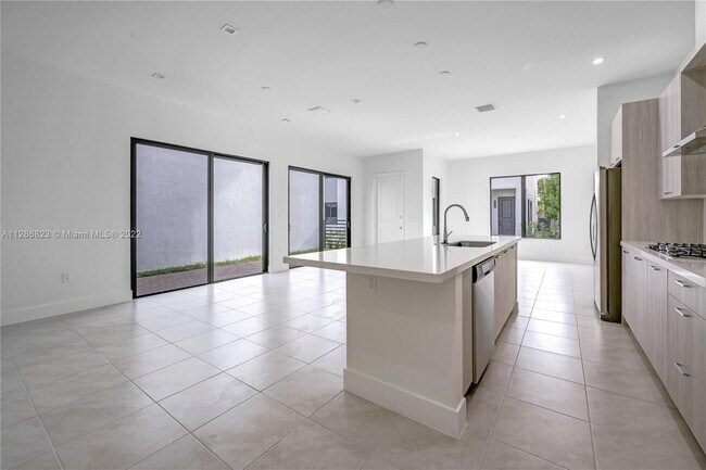 Building Photo - 4401 NW 80th Ct