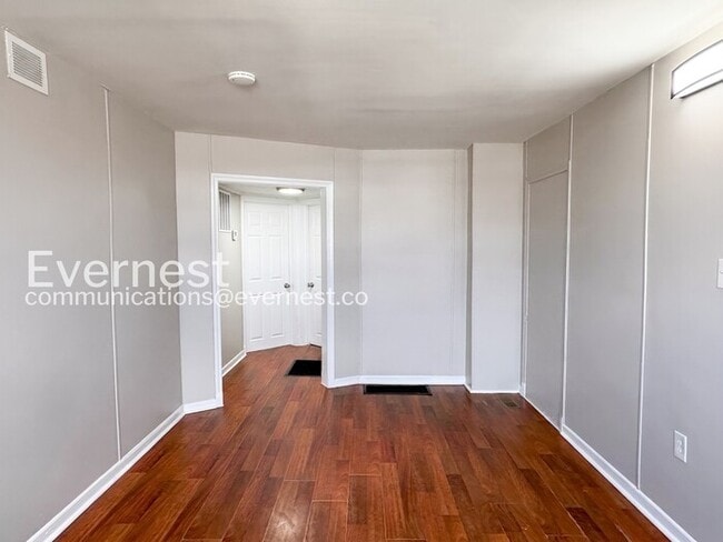 Foto del edificio - 1049 E Patapsco Ave