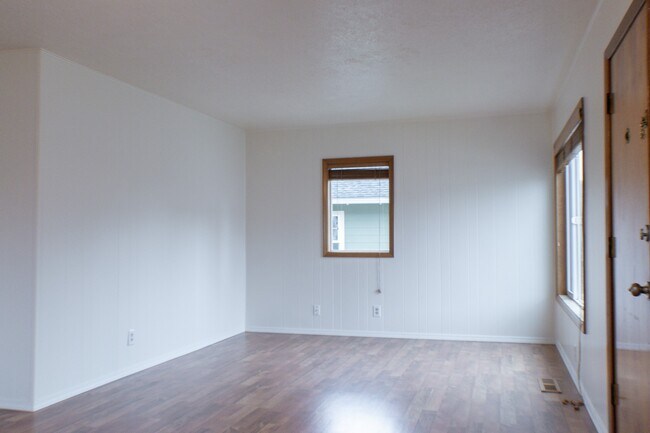 Building Photo - 28 SE 56th Ave