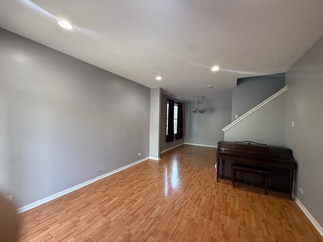 Foto del edificio - 2540 Hillsboro Blvd