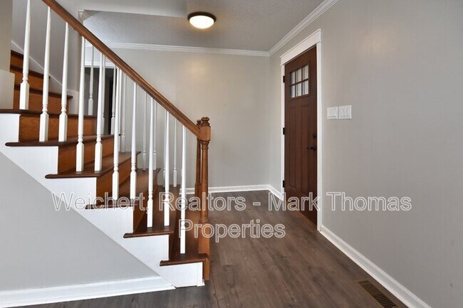 Building Photo - 220 W Elm Ave