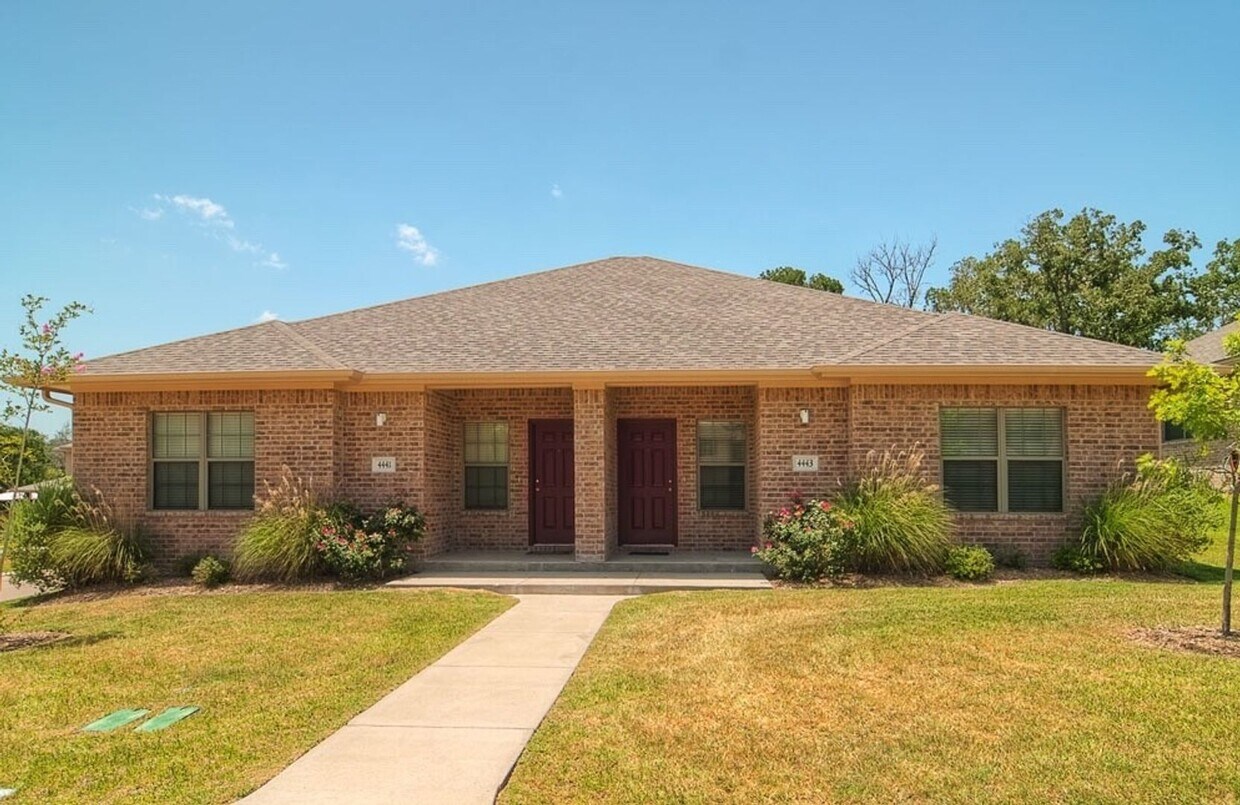 Primary Photo - Awesome 3 Bed 3 Bathroom Duplex in Aggie A...