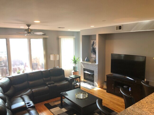 Foto del edificio - 815 S Western Ave