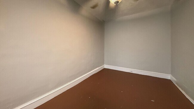 Building Photo - Classic 2-BR Rowhouse with Exposed Brick in Hunting Park