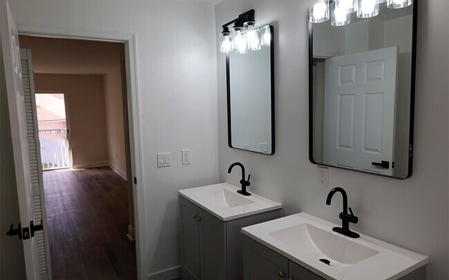 Foto del edificio - 5240 NW 102nd Ct