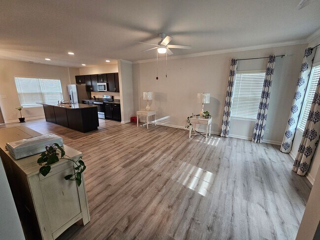 Building Photo - Spacious 5BR 2.5BA Home in Manning Crossing!