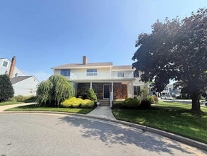 Building Photo - 303 Windsor Dr