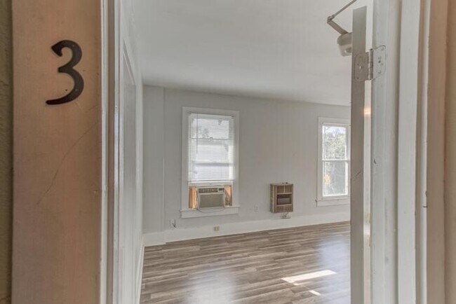 Building Photo - 613 Seaman Pl