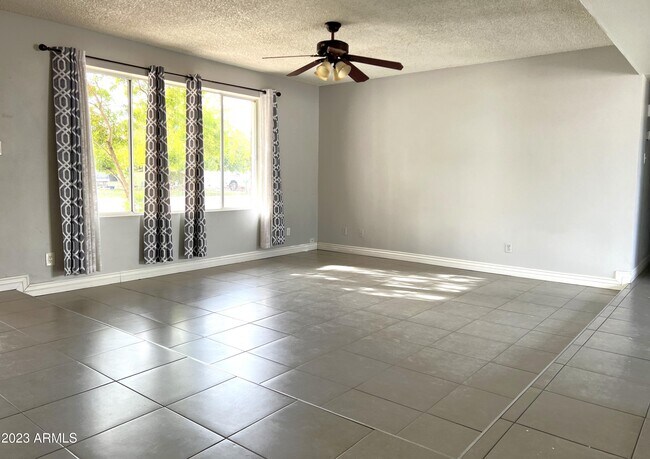 Building Photo - 4042 W Poinsettia Dr