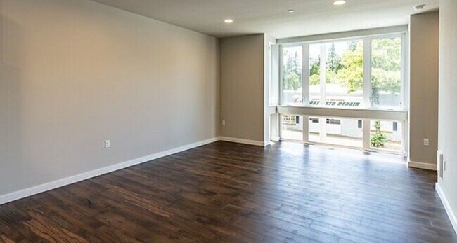 Foto del edificio - Brand New Pinehurst Home with Hardwood Floors & Easy I-5 Access