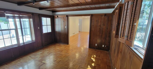 Foto del edificio - 661 Warner Ave