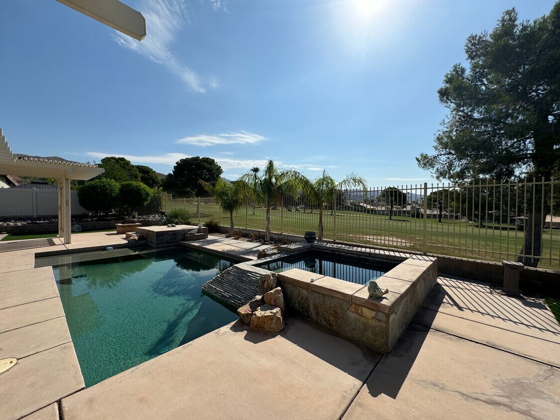 Primary Photo - AVAILABLE NOW!! Charming 3 Bed / 2 Bath Ho...