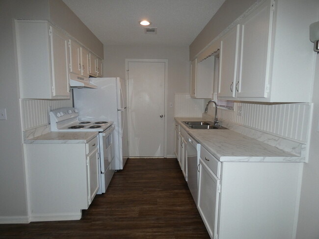 Foto del edificio - Updated Duplex in Park Hill School District!