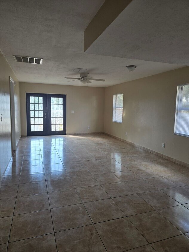 Foto principal - 3 bedroom 1 bath home